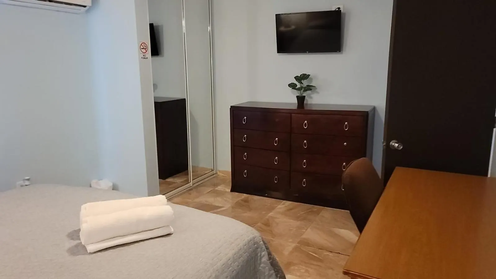 Near Casa Bacardi, 5 Beds, Sleeps 10, Beach Town, Unit 1 Catano Apartmán